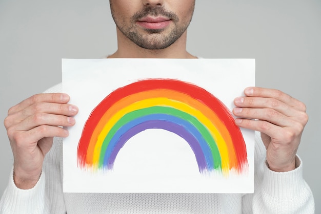 Medio retrato de persona queer en blusa blanca