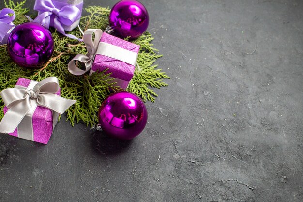 Medio tiro de coloridos regalos y accesorios de decoración sobre fondo oscuro