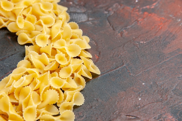 Medio tiro de pasta de mariposa en alta resolución de mesa de colores mezclados