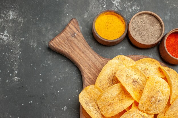 Medio tiro de sabrosas papas fritas especias con salsa de tomate en mesa gris