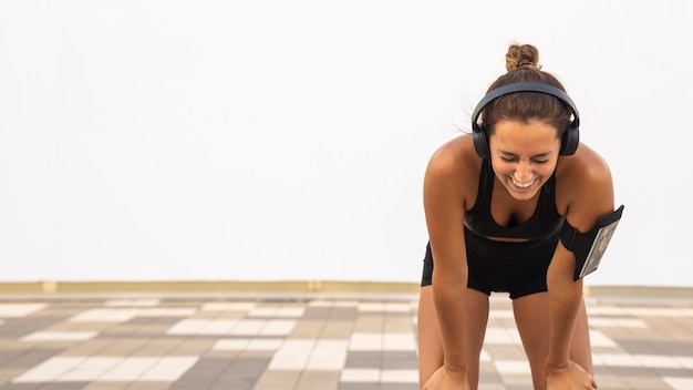 Foto gratuita medios de tiro mujer sonriente fuera