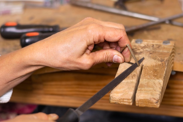 Foto gratuita medir madera para trabajar