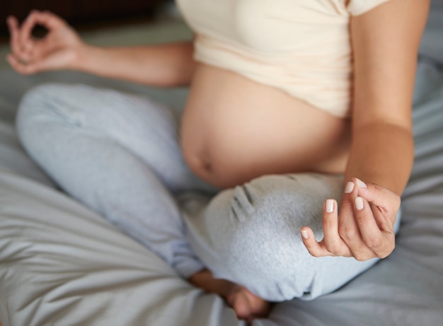 Meditación y contemplación de una mujer embarazada