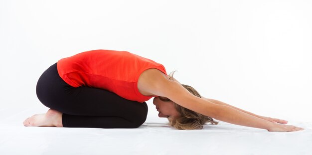 Meditación sonrisa sudor femenino yoga