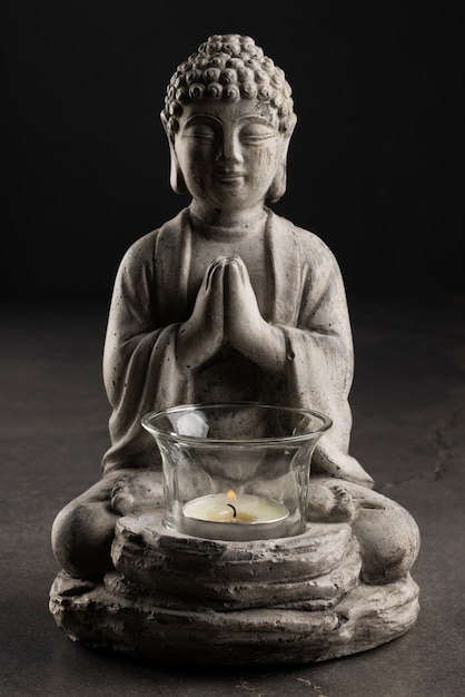 Foto gratuita meditación y tranquilidad con estatuilla de buda