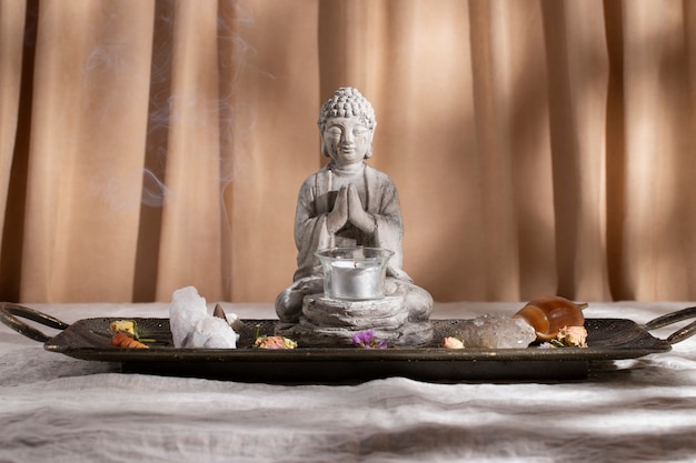 Foto gratuita meditación y tranquilidad con estatuilla de buda