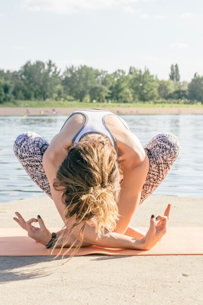 Meditando, joven, mujer, Sentado, río