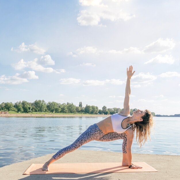 Meditando, mujer, concentración, agua