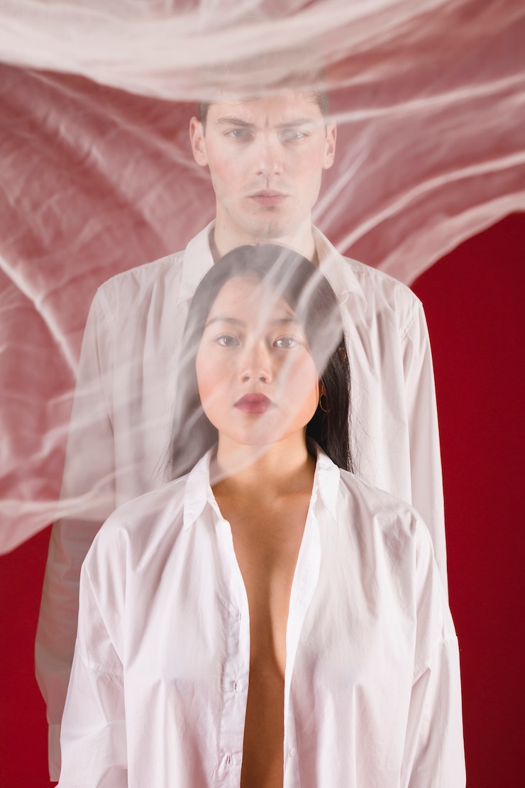 Photo Gratis medium shot models posing with red background