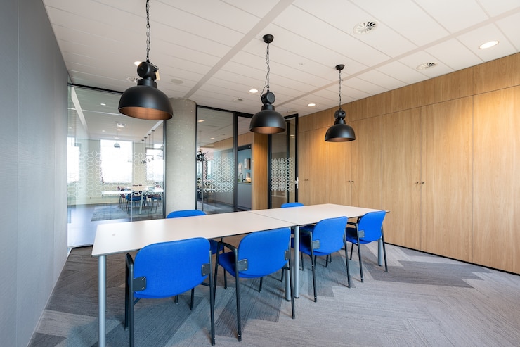 Photo Gratis meeting room interior of a modern office with a long wooden table and chairs around it
