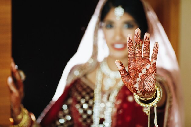 Mehendi de novia india auténtica en mano