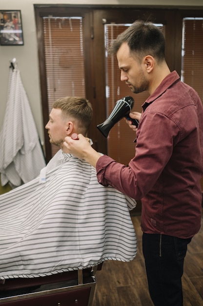 Meidum shot del concepto de barbería