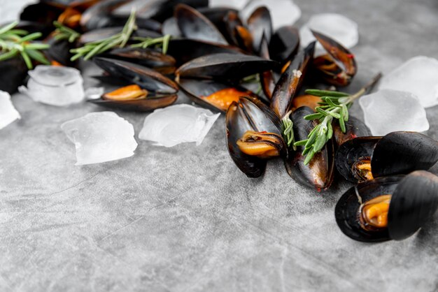 Mejillones cocidos con cubitos de hielo