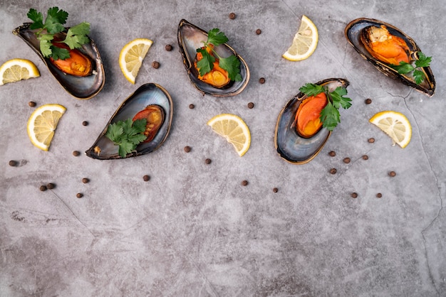 Foto gratuita mejillones gourmet frescos planos