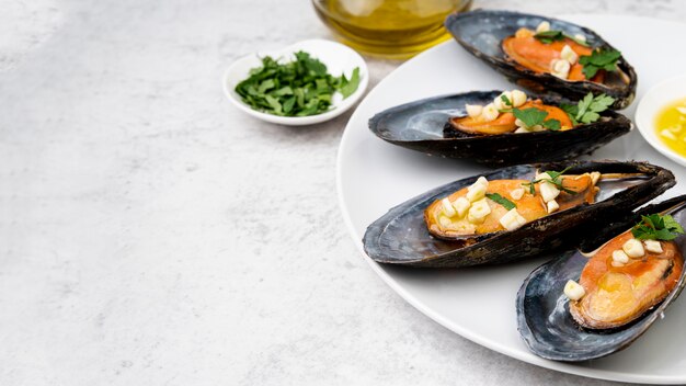 Mejillones de mariscos con hierbas copia espacio