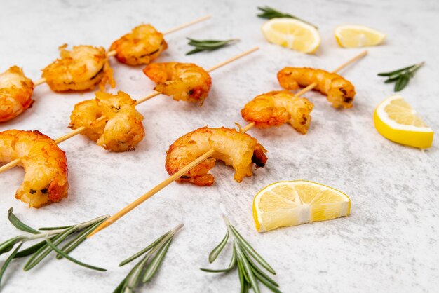 Mejillones de mariscos con rodajas de limón