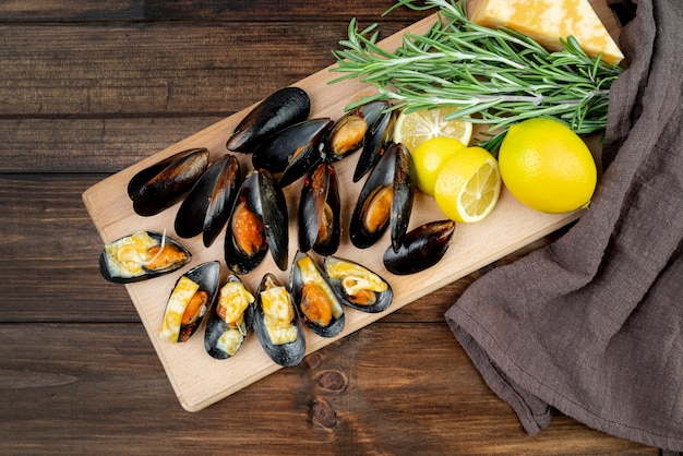 Mejillones de mariscos sobre tabla de madera