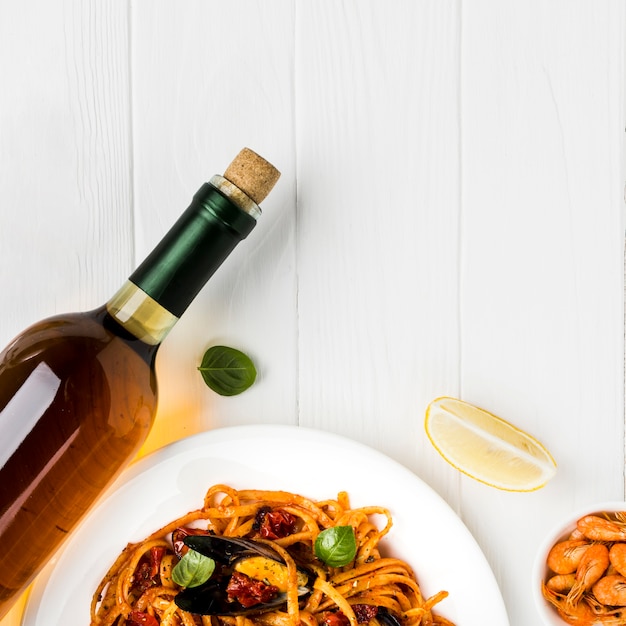 Foto gratuita mejillones de pasta plana y vino.