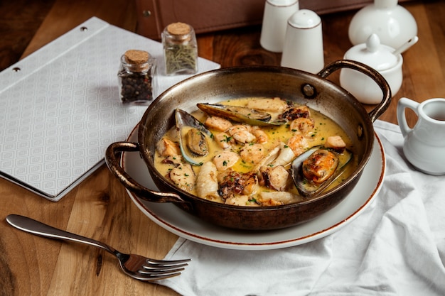 Foto gratuita mejillones a la plancha con vieiras hierbas salsa de mantequilla sal y pimienta en la mesa