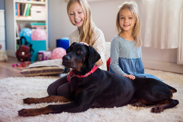 El mejor amigo de los niños es un perro.