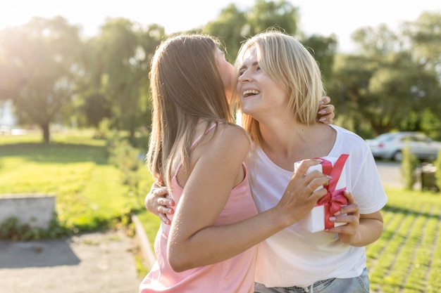 Mejores amigas abrazándose después de no verse en mucho tiempo