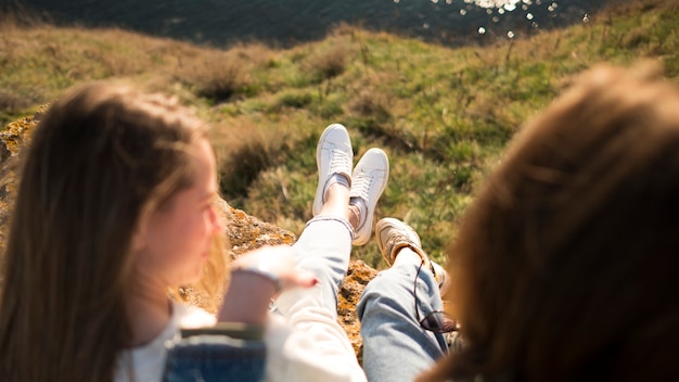 Mejores amigas por detrás del tiro