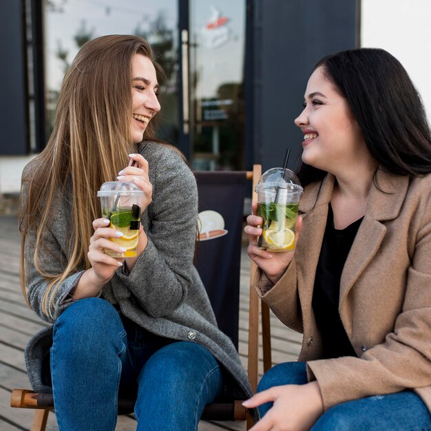 Mejores amigas disfrutando de unos cócteles