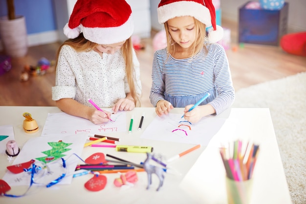 Mejores amigas haciendo algunos adornos navideños