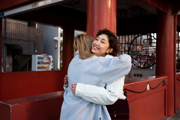 Mejores amigas pasando el rato juntas en la ciudad