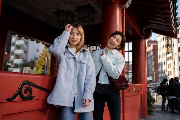 Foto gratuita mejores amigas pasando el rato juntas en la ciudad