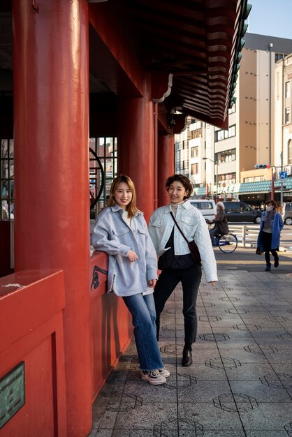 Mejores amigas pasando el rato juntas en la ciudad