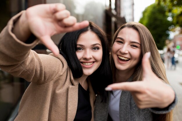 Mejores amigas posando de forma divertida al aire libre