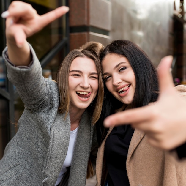 Mejores amigas posando de forma divertida