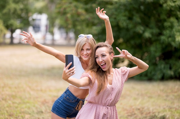 Mejores amigas posando de forma tonta para una selfie