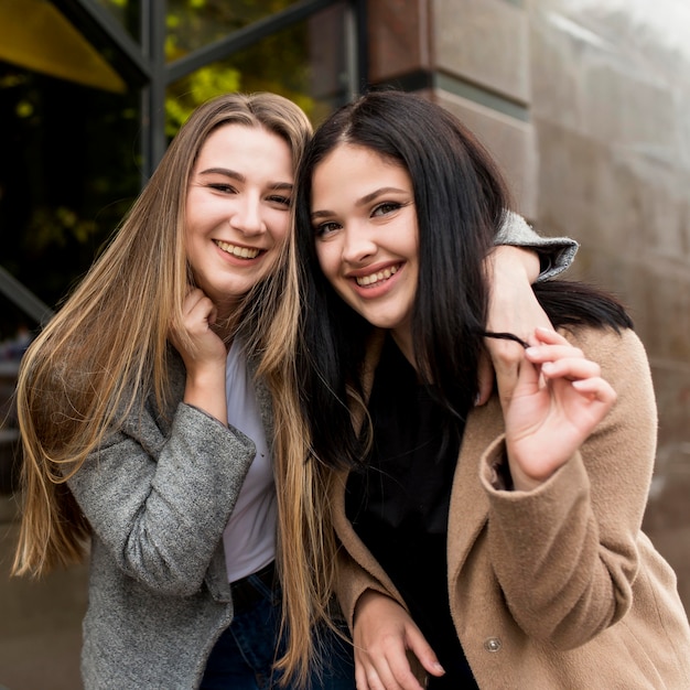 Mejores amigas posando para una foto