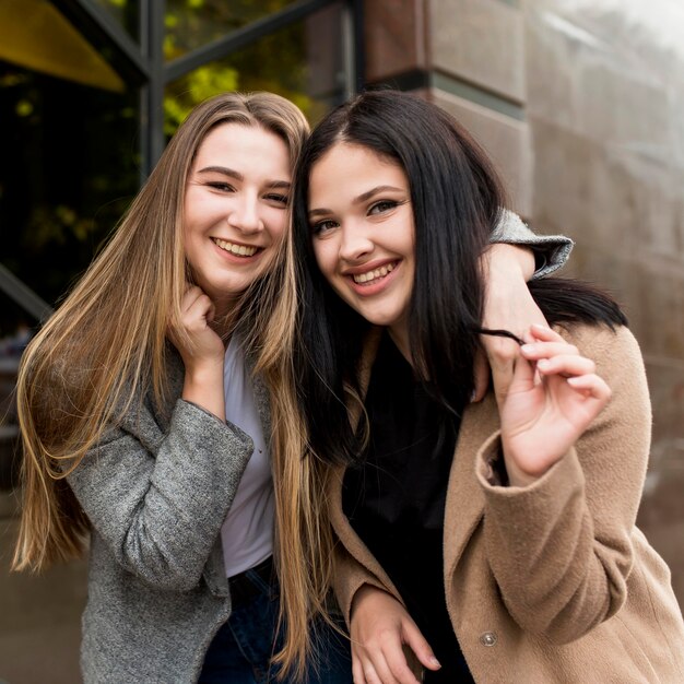 Mejores amigas posando para una foto