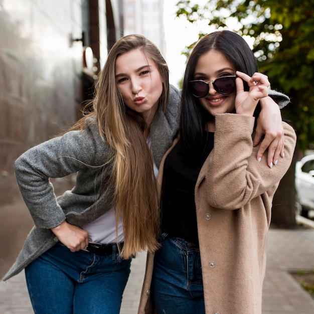 Mejores amigas posando a la moda