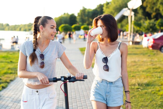 Las mejores amigas saliendo en un hermoso día.