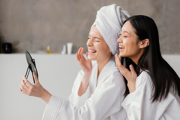 Mejores amigas teniendo un tratamiento de belleza en casa