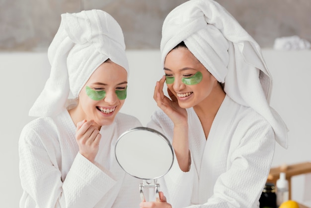 Mejores amigas teniendo un tratamiento de belleza en casa