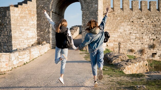 Mejores amigas tomados de la mano