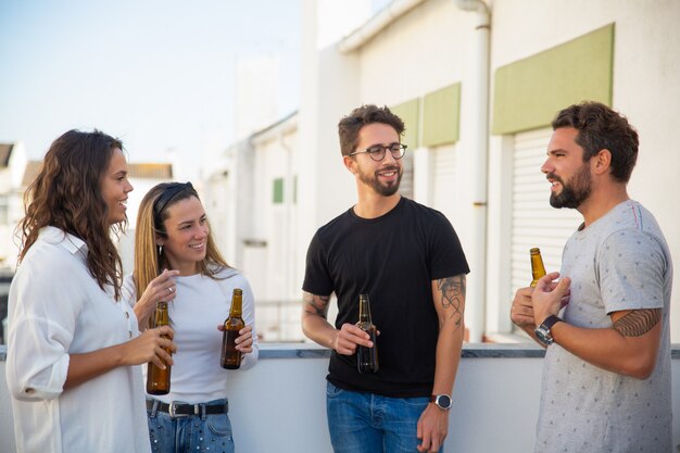 Mejores amigos bebiendo cerveza y disfrutando de la discusión