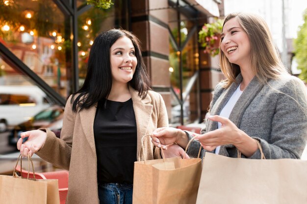 Mejores amigos con bolsas de compras