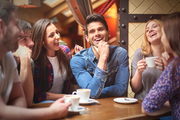 Mejores amigos en la cafetería