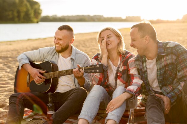 Mejores amigos cantando en una playa