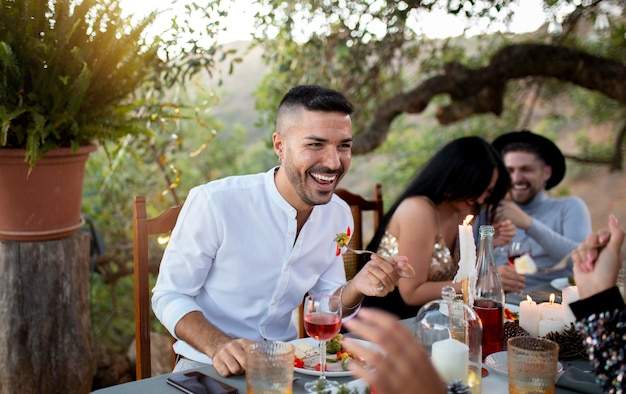 Mejores amigos celebrando el año nuevo que viene