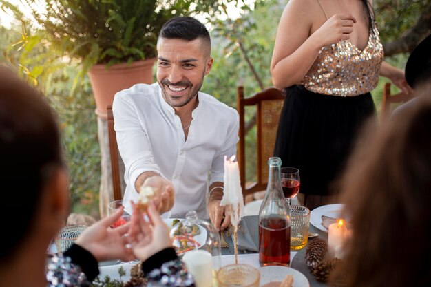 Mejores amigos celebrando el año nuevo que viene