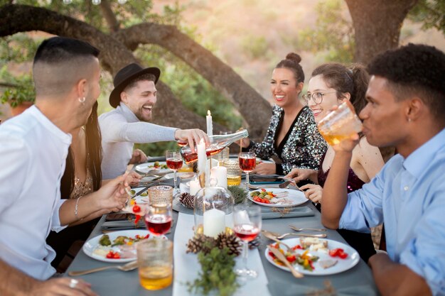 Mejores amigos celebrando el año nuevo que viene