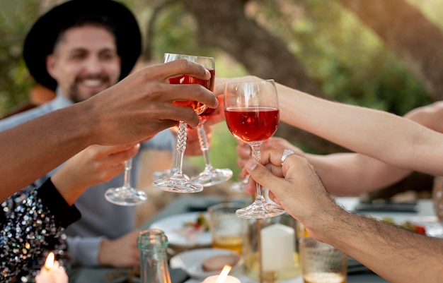 Mejores amigos celebrando el año nuevo que viene