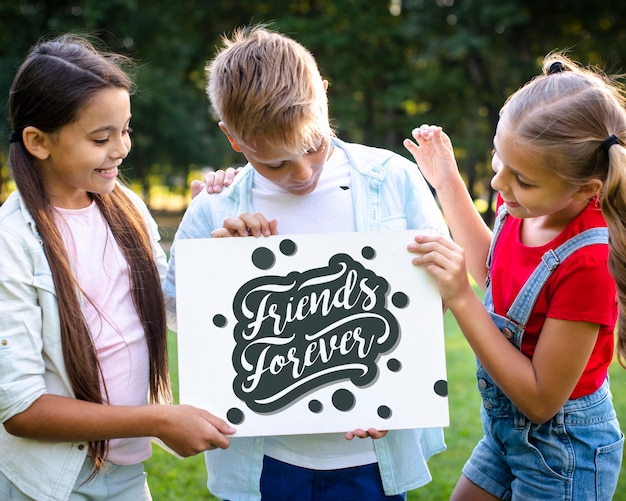 Foto gratuita mejores amigos celebrando el día de la amistad juntos